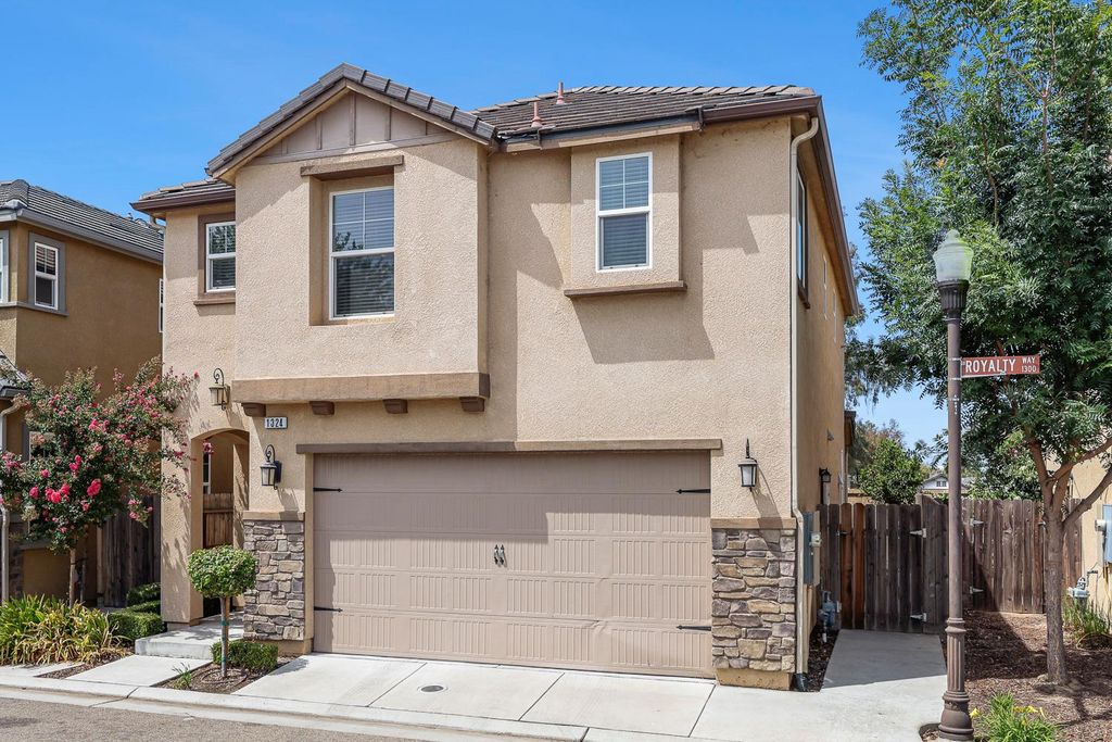 Image 2 of property listing at 1324 Royalty Way, Clovis, CA 93619