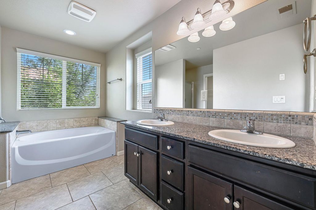 Image 28 of property listing at 1324 Royalty Way, Clovis, CA 93619