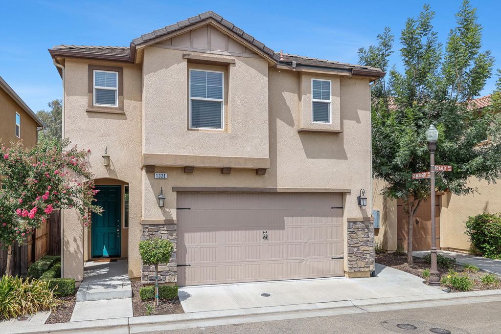 Image 3 of property listing at 1324 Royalty Way, Clovis, CA 93619
