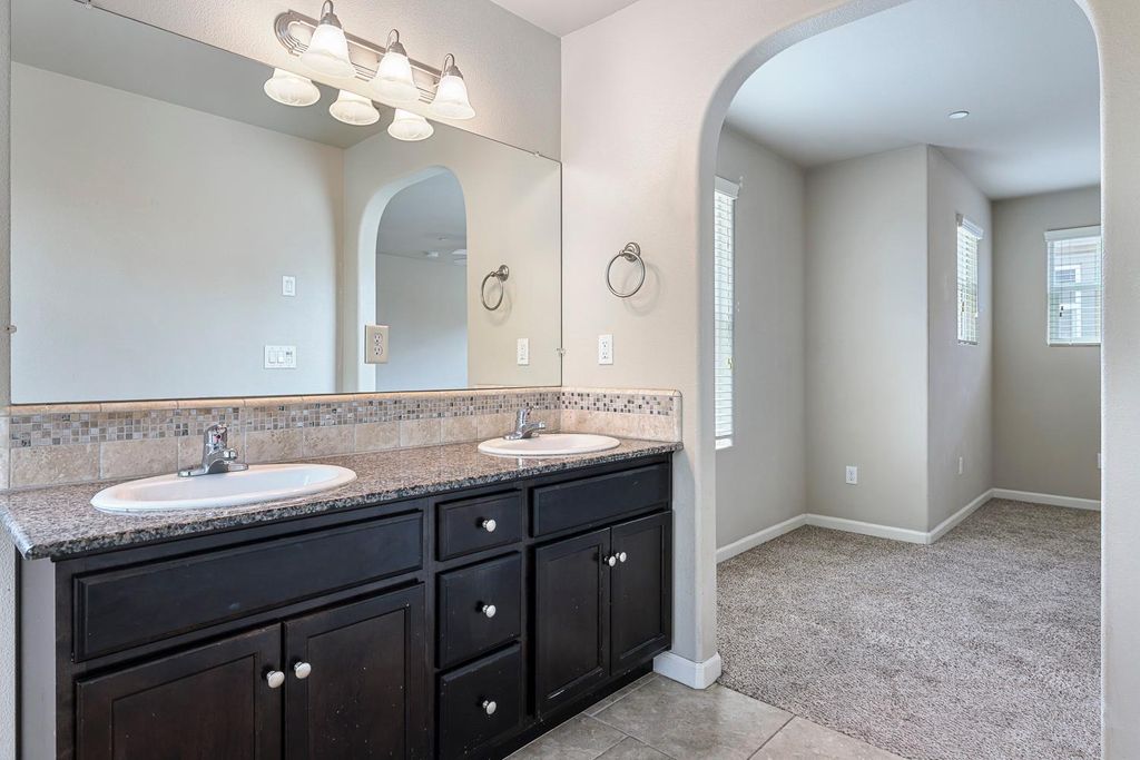 Image 30 of property listing at 1324 Royalty Way, Clovis, CA 93619