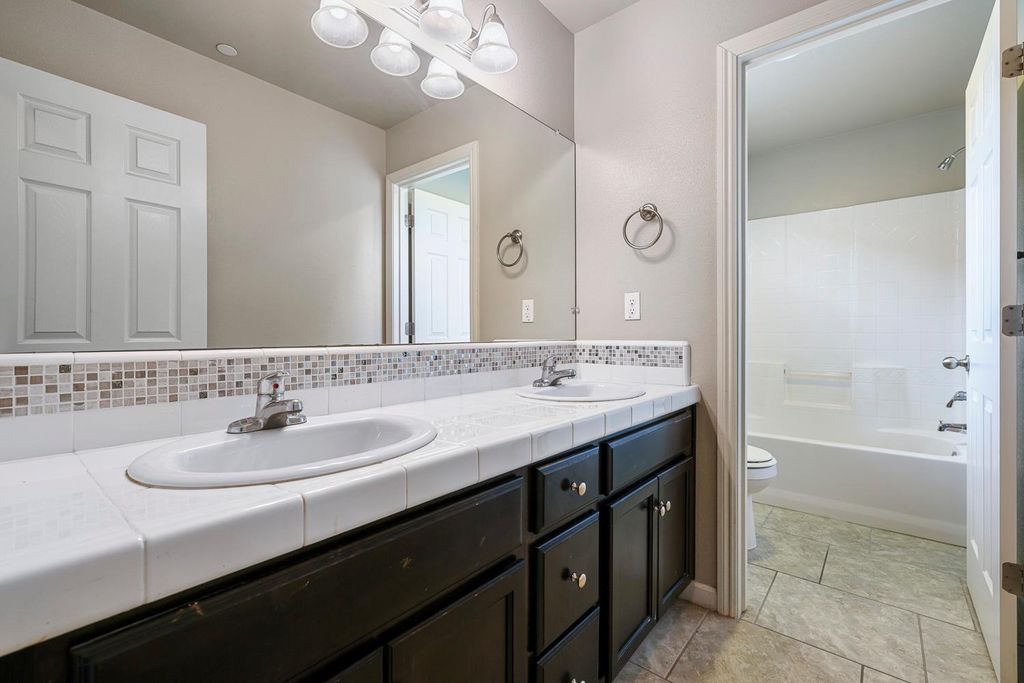 Image 35 of property listing at 1324 Royalty Way, Clovis, CA 93619