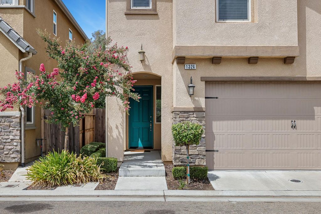 Image 4 of property listing at 1324 Royalty Way, Clovis, CA 93619