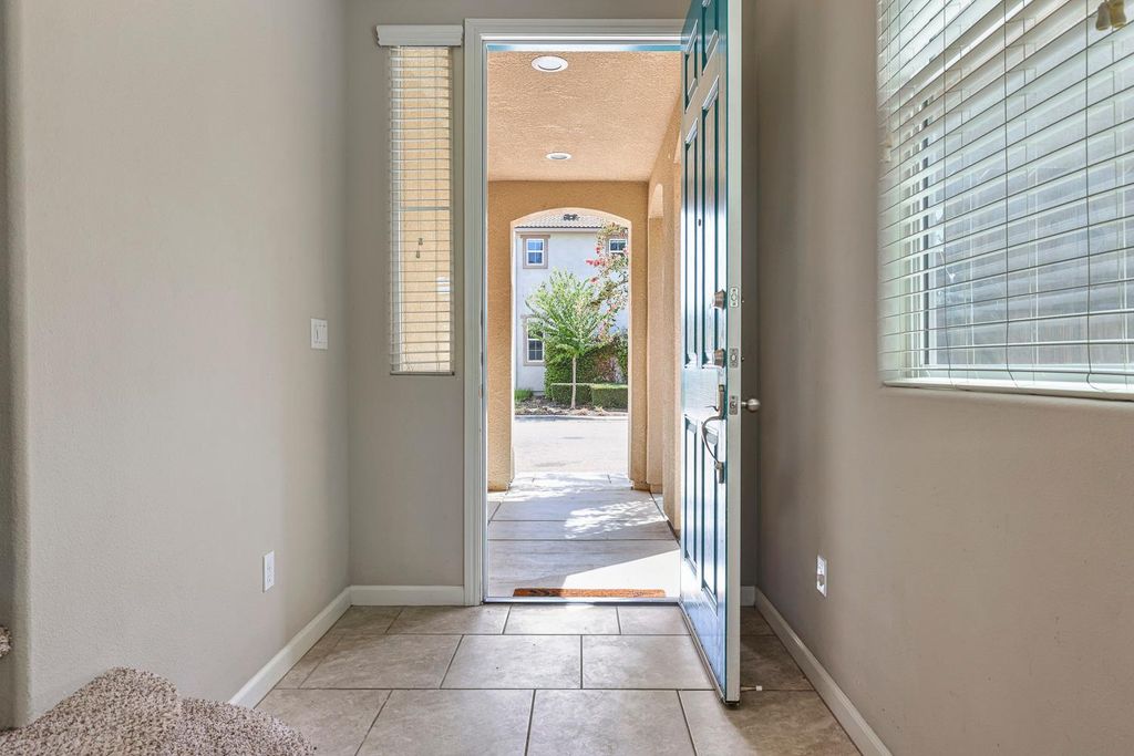 Image 6 of property listing at 1324 Royalty Way, Clovis, CA 93619
