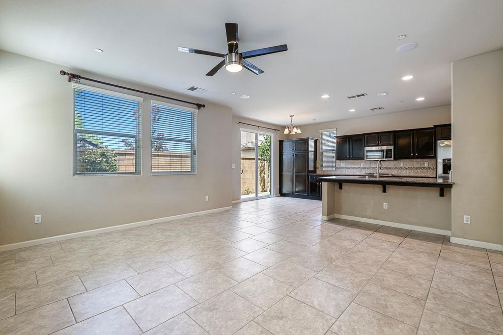 Image 7 of property listing at 1324 Royalty Way, Clovis, CA 93619
