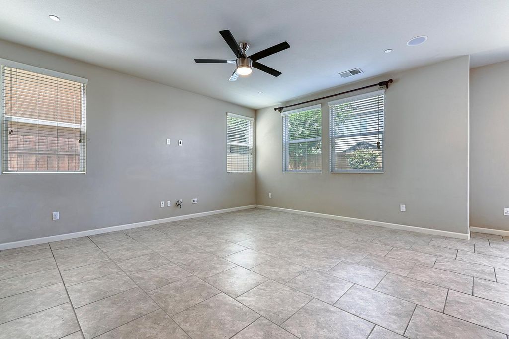 Image 8 of property listing at 1324 Royalty Way, Clovis, CA 93619