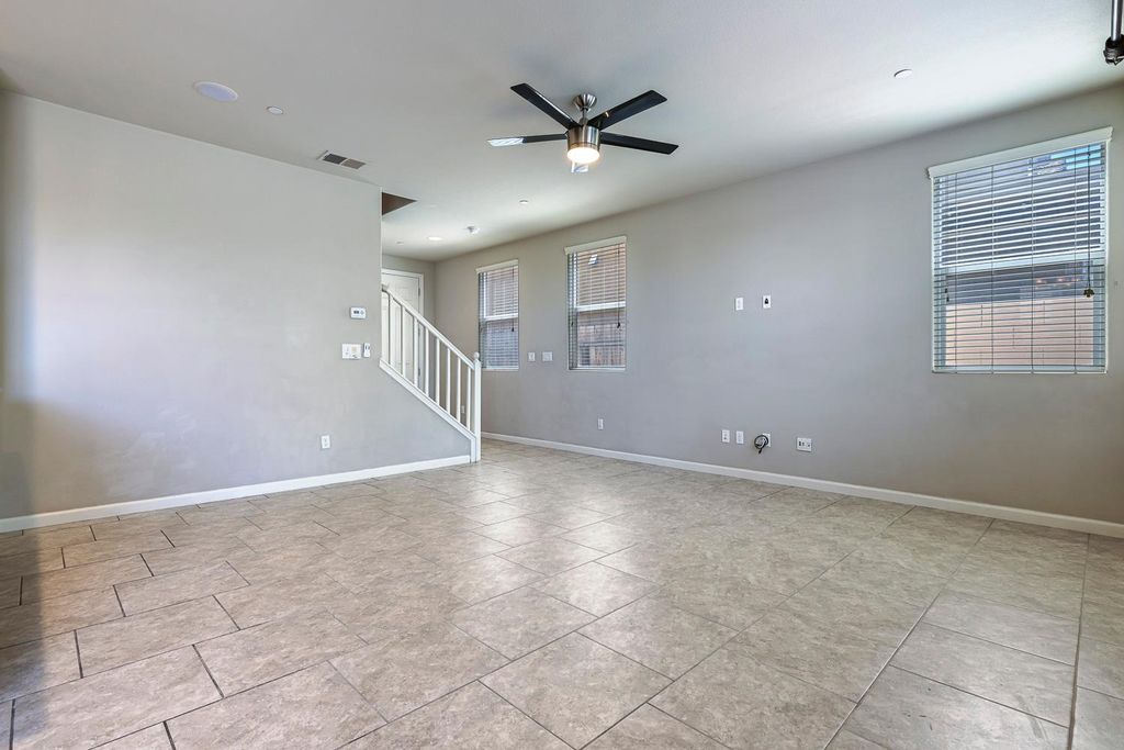 Image 9 of property listing at 1324 Royalty Way, Clovis, CA 93619
