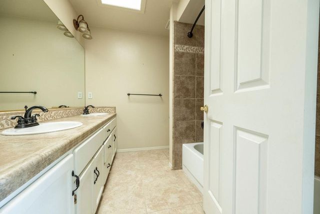 877 E Catalina Circle, Fresno, CA 93730