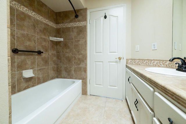 877 E Catalina Circle, Fresno, CA 93730