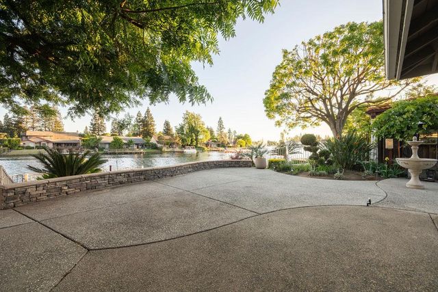 877 E Catalina Circle, Fresno, CA 93730
