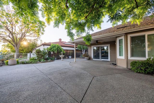 877 E Catalina Circle, Fresno, CA 93730
