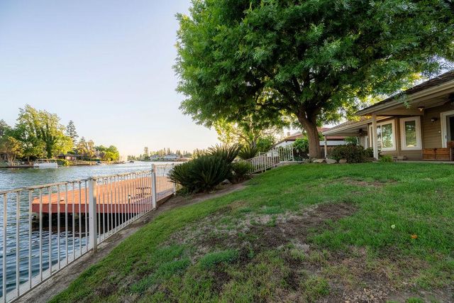 877 E Catalina Circle, Fresno, CA 93730
