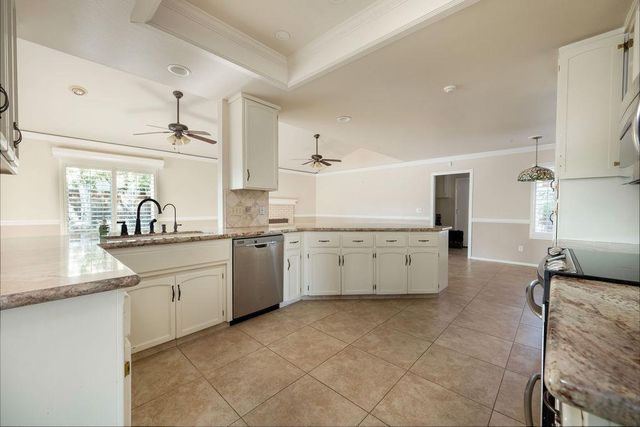877 E Catalina Circle, Fresno, CA 93730