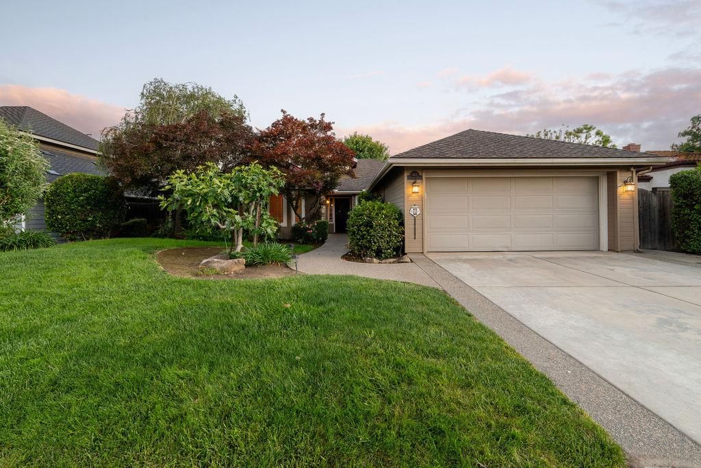 877 E Catalina Circle, Fresno, CA 93730