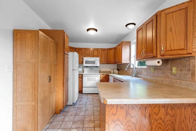 2484 DECKNER AVENUE, Green Bay, WI 54302
