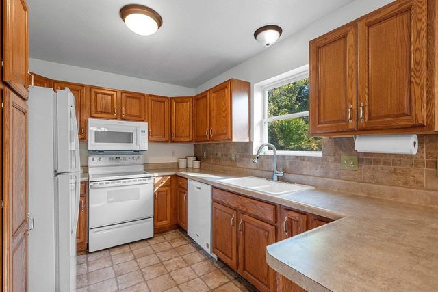 2484 DECKNER AVENUE, Green Bay, WI 54302