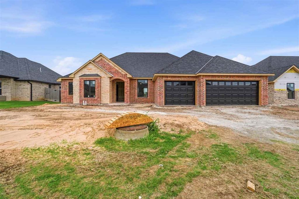 2413 NE Falcon Ln, Lawton, OK 73507