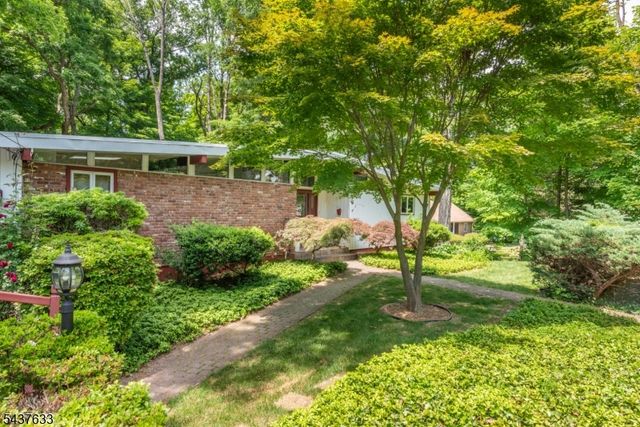 6 Mohawk Trl, Ringwood Boro, NJ 07456