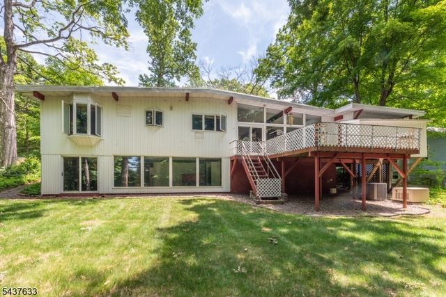 6 Mohawk Trl, Ringwood Boro, NJ 07456