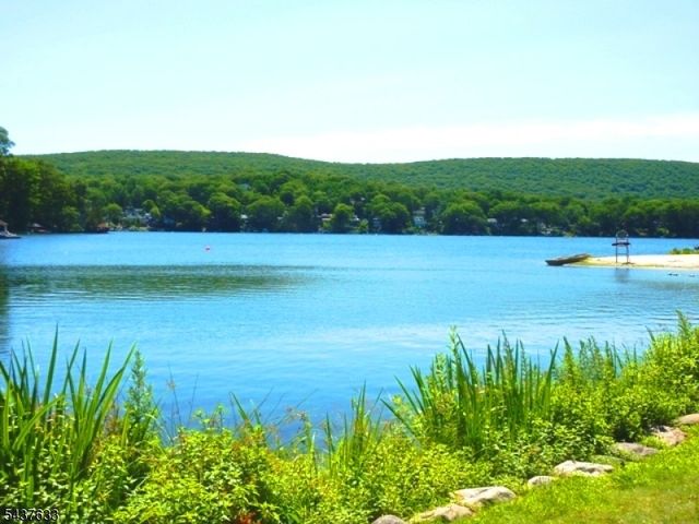 6 Mohawk Trl, Ringwood Boro, NJ 07456