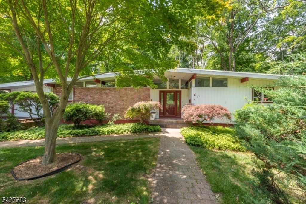 6 Mohawk Trl, Ringwood Boro, NJ 07456