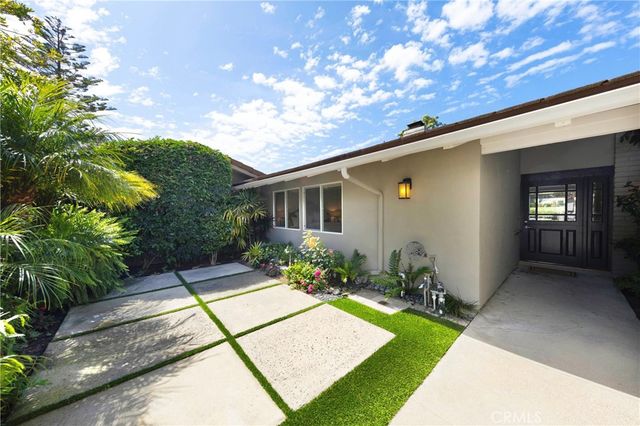 2102 Vista Entrada, Newport Beach, CA 92660