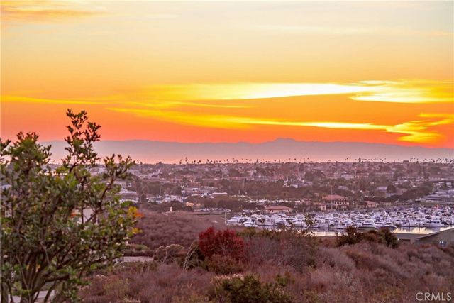 2102 Vista Entrada, Newport Beach, CA 92660