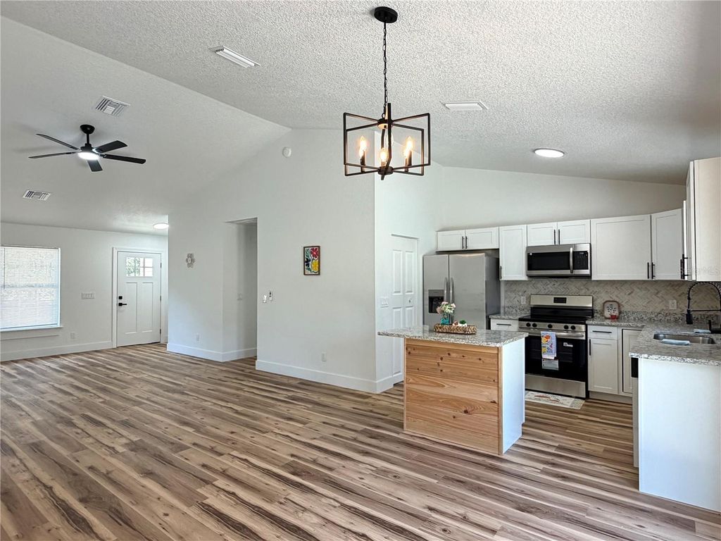Image 5 of property listing at 6600 SW 151ST LOOP, Ocala, FL 34473
