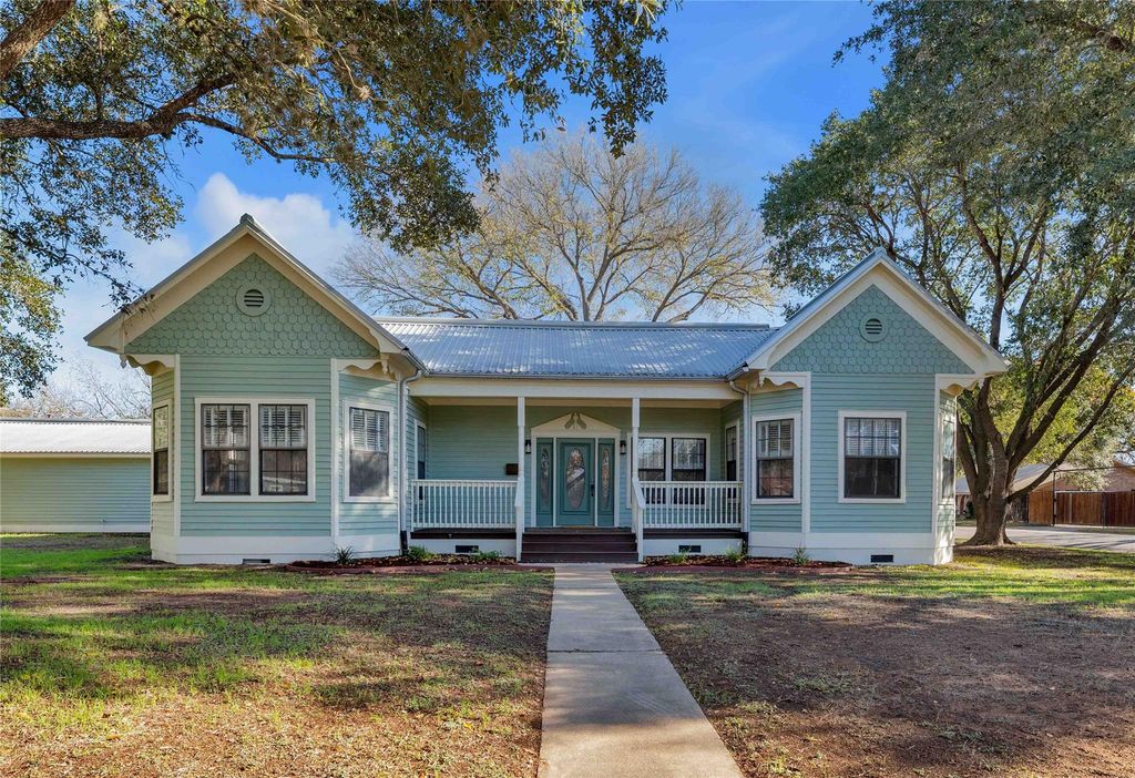 303 S Franklin ST, La Grange, TX 78945