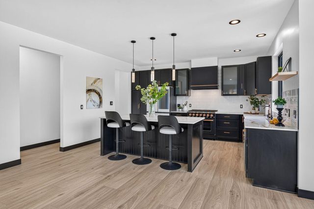 9140 Heritage Way, Woodbury, MN 55125
