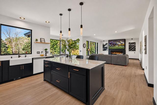 9140 Heritage Way, Woodbury, MN 55125