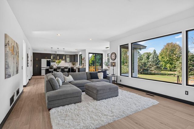 9140 Heritage Way, Woodbury, MN 55125