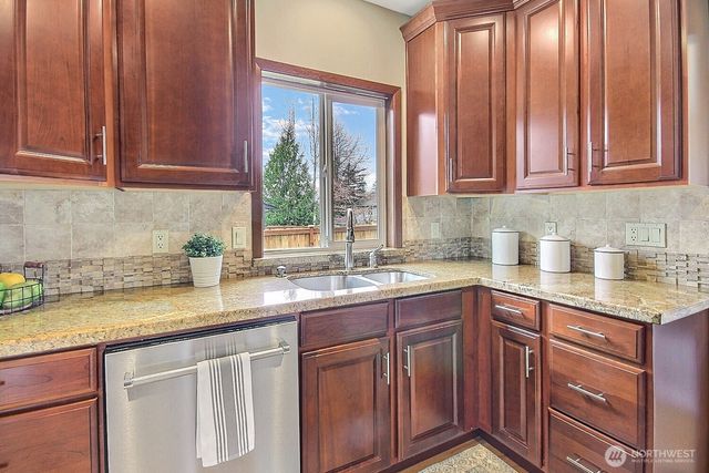 21834 SE 265th Way, Maple Valley, WA 98038