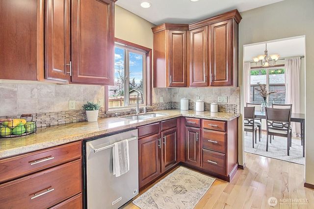 21834 SE 265th Way, Maple Valley, WA 98038