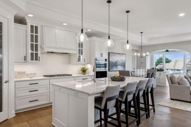 87 Spring Farm Road, North Oaks, MN 55127