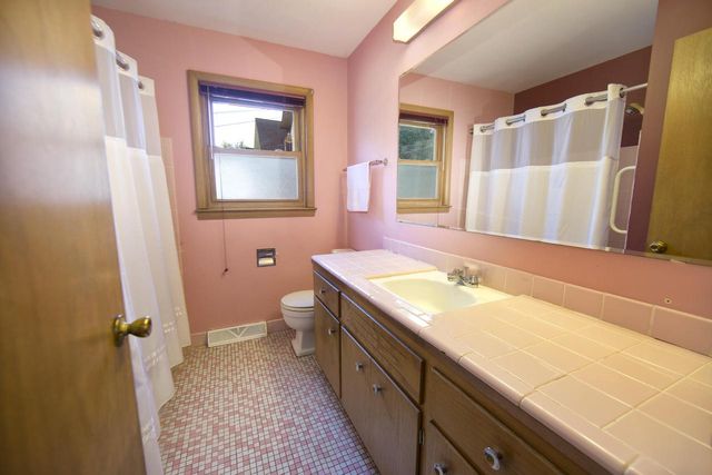 3262 S Whitnall AVENUE, Milwaukee, WI 53207