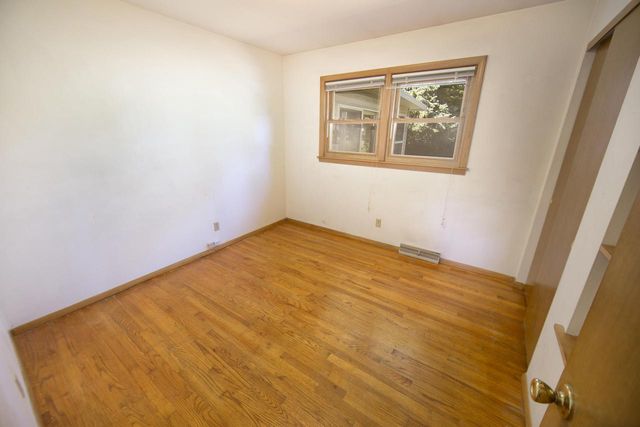 3262 S Whitnall AVENUE, Milwaukee, WI 53207