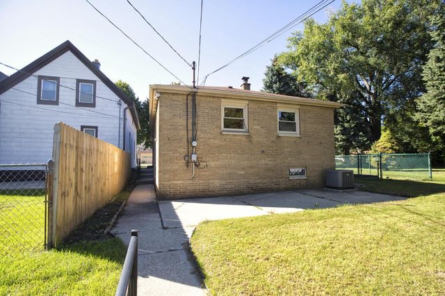 3262 S Whitnall AVENUE, Milwaukee, WI 53207