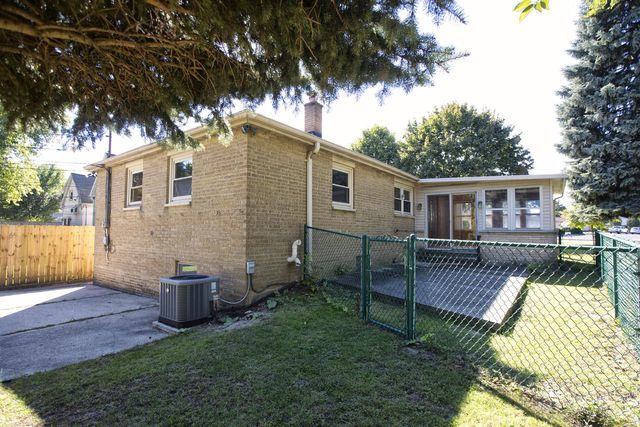 3262 S Whitnall AVENUE, Milwaukee, WI 53207