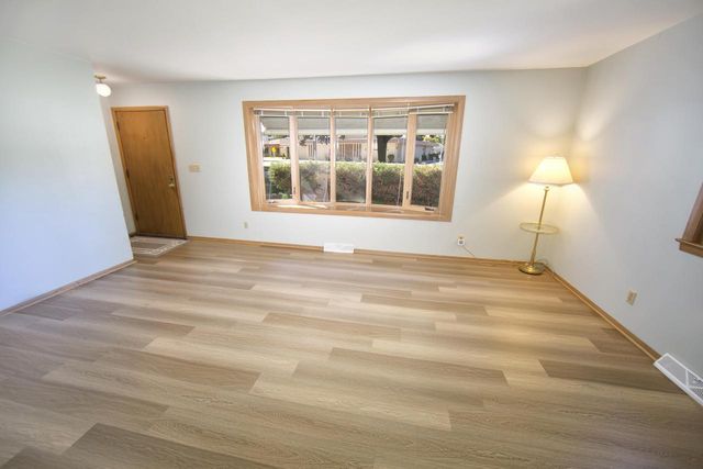 3262 S Whitnall AVENUE, Milwaukee, WI 53207