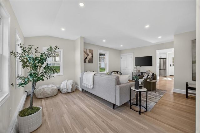 6 Hillside Ave, Woburn, MA 01801