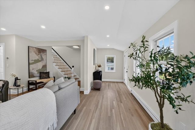 6 Hillside Ave, Woburn, MA 01801