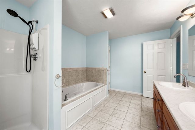 29 Delucia Way, North Andover, MA 01845