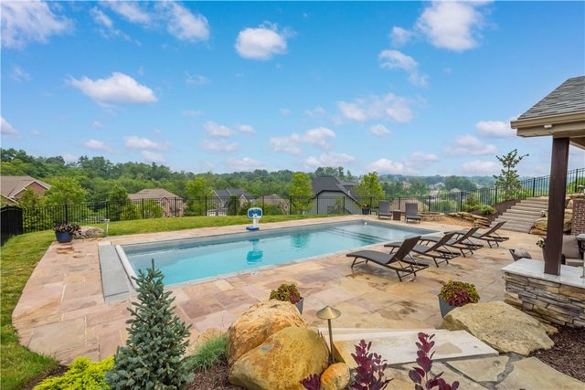 205 Welbourn Dr, Peters Twp, PA 15367