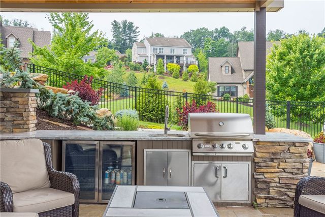 205 Welbourn Dr, Peters Twp, PA 15367