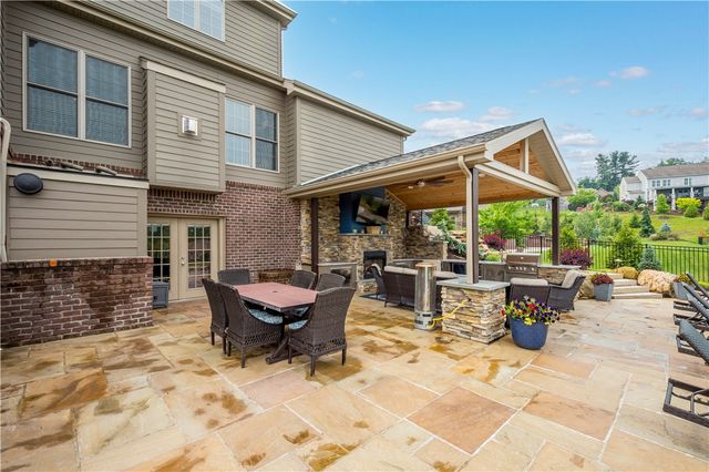 205 Welbourn Dr, Peters Twp, PA 15367