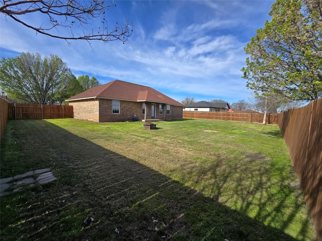 102 Butler Street, Savoy, TX 75479