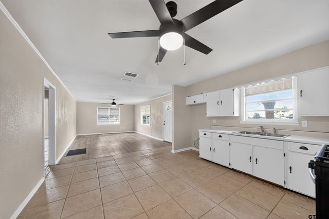 209 W South Street, Lindale, TX 75771