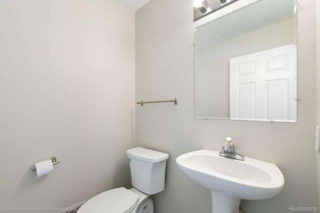 38178 Saratoga Circle, Farmington Hills, MI 48331