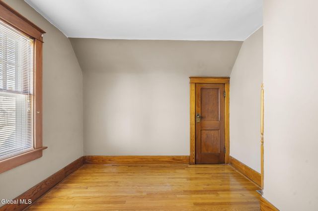 10 Crescent Avenue, Amsterdam, NY 12010