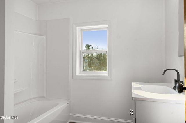 10 Crescent Avenue, Amsterdam, NY 12010